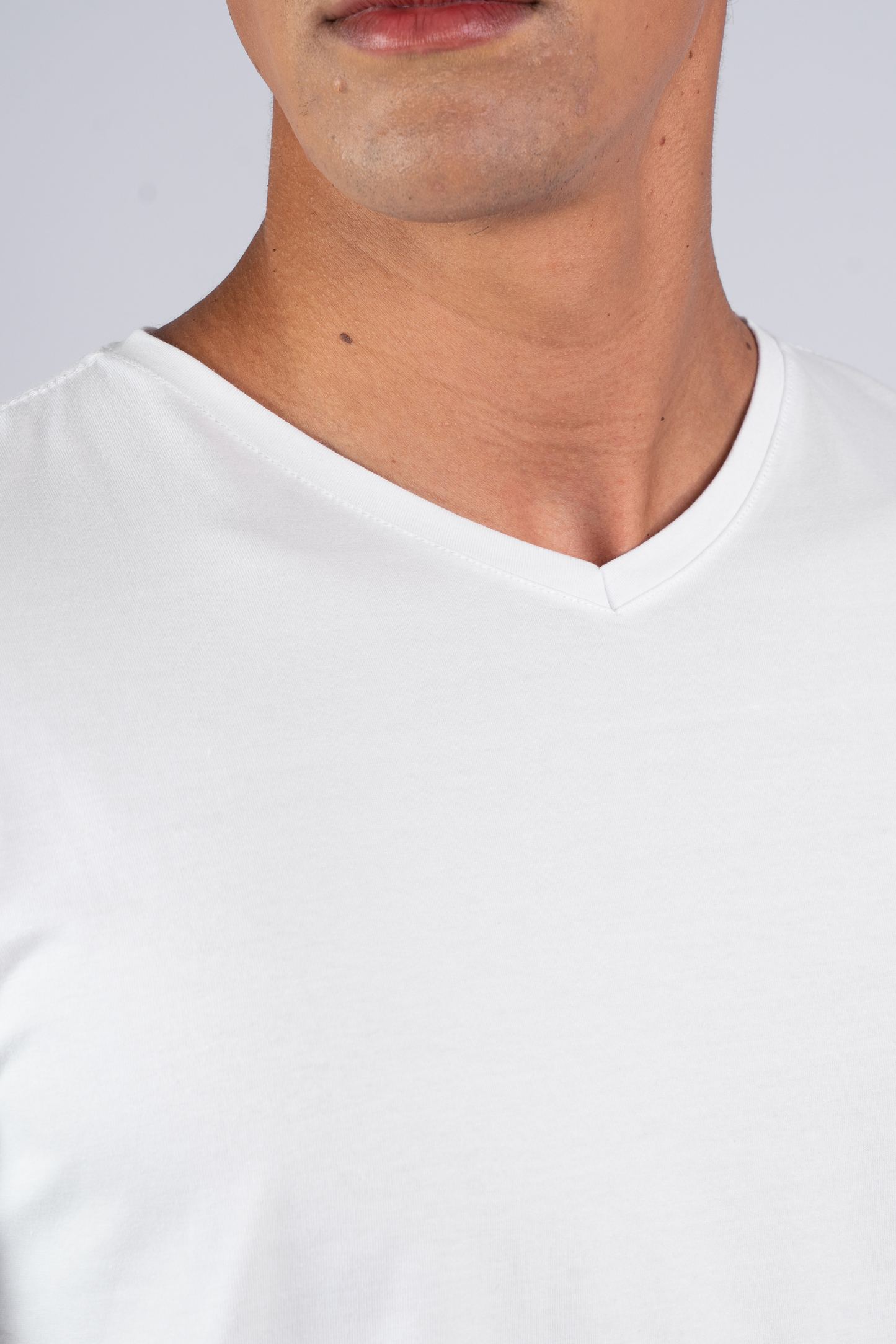 Camiseta Algodão Egípcio Gola V Branca